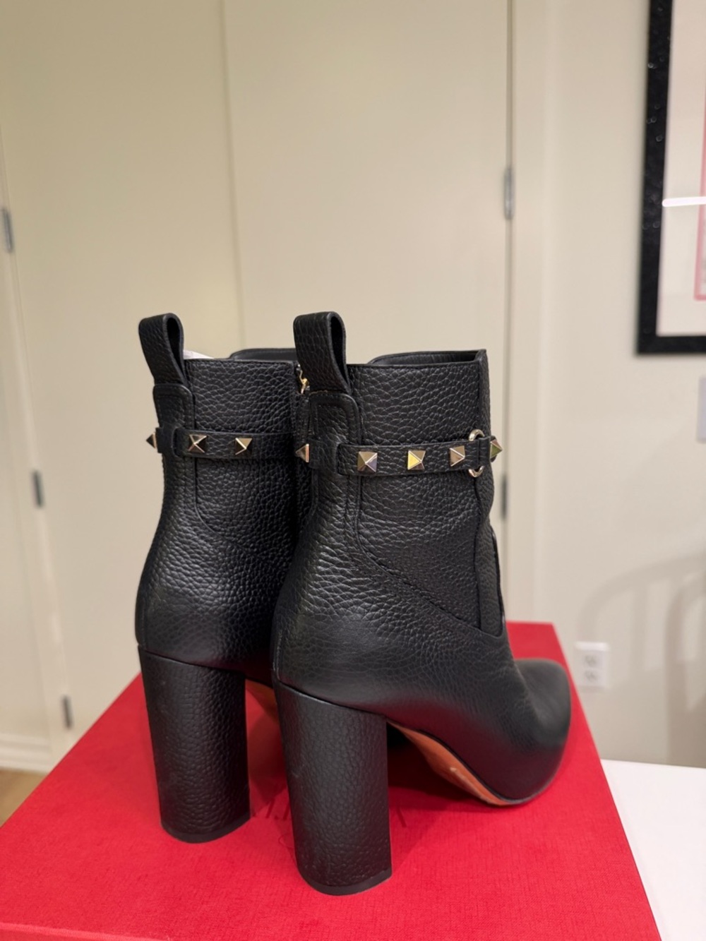 Valentino Garavani Rockstud Black Leather Heeled Ankle Boot 100mm Size 7.5 + Box - Picture 2 of 10